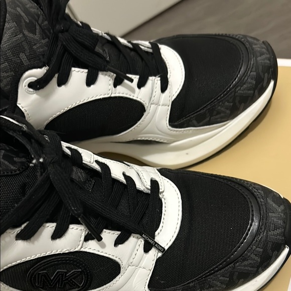 Michael Kors Zuma Empire Signature Logo and Mesh Trainer 8.5
Excellent condition - Picture 6 of 8